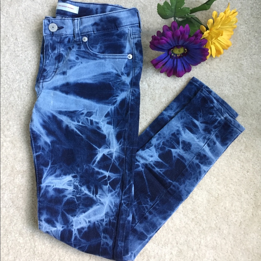 Cute Levi’s patterned jeans!